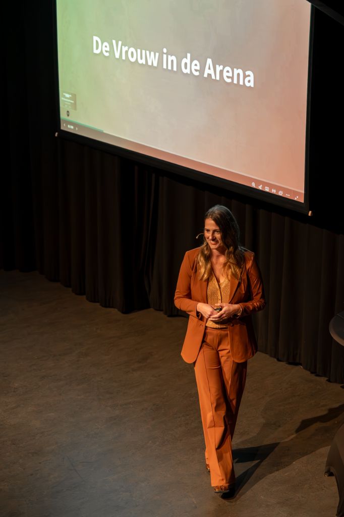 Vrouw_in-de-arena theatervoorstelling in Theater De Tuin door Paula Terpstra uit Barneveld